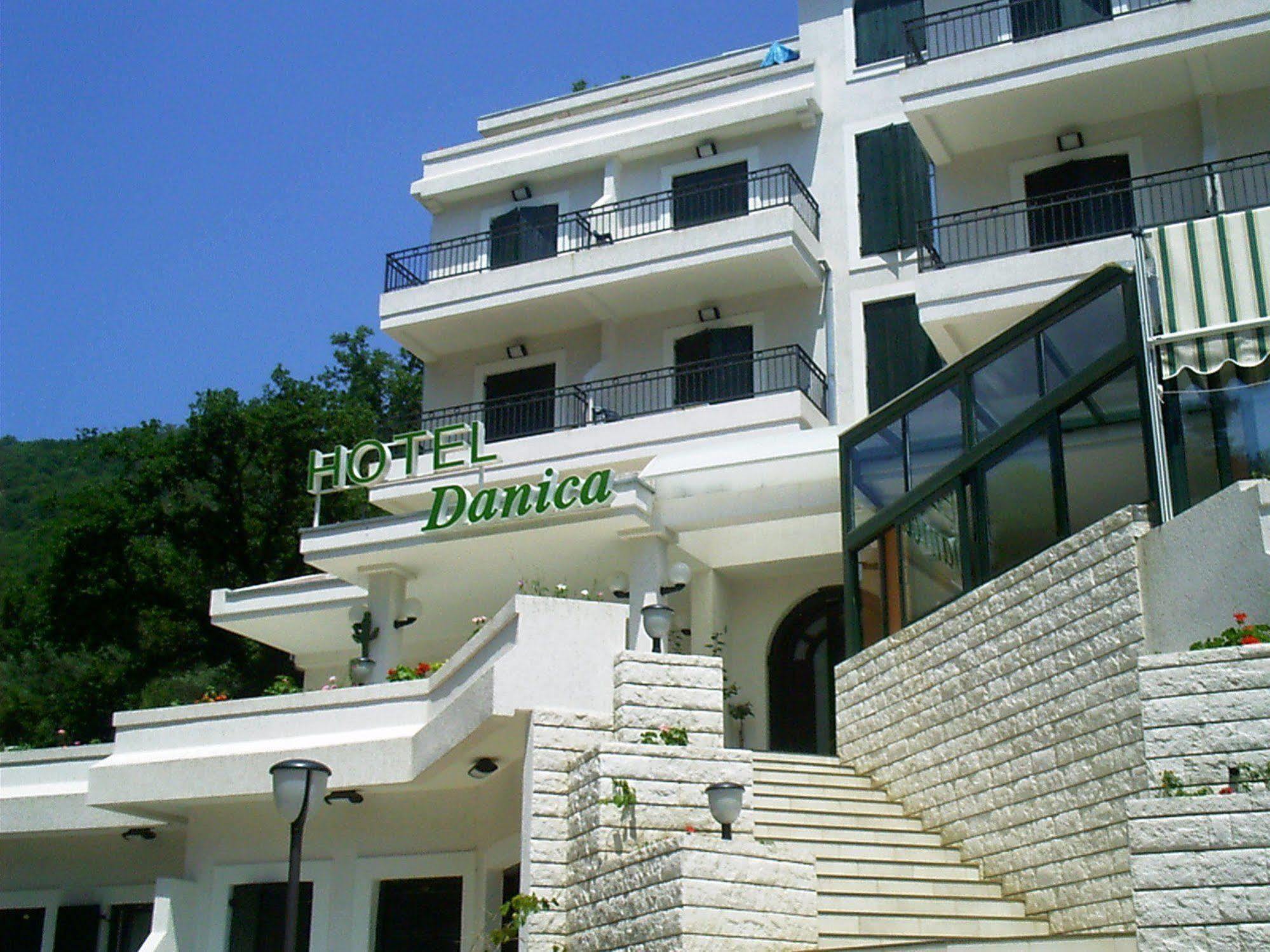 Hotel Danica Petrovac Kültér fotó
